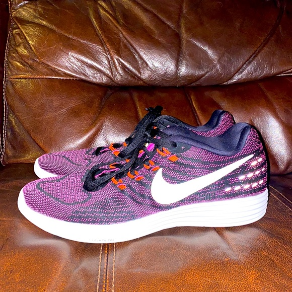 Women’s size 8.5 Nike Lunar Tempo 2 sneakers!